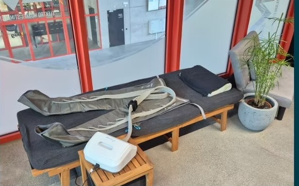 Originalaufnahme des Behandlungsbereichs mit Geräten zur maschinellen Lymphdrainage bei EMS Training Chur